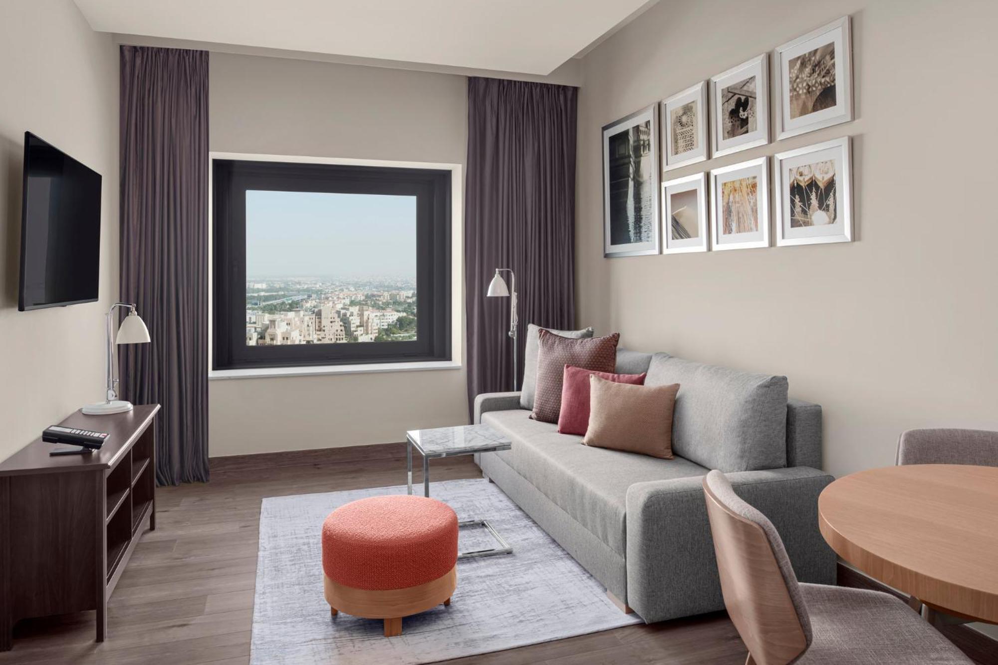 1 King One-Bedroom Apartment Creek View